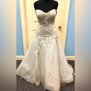 New Unaltered Wedding Dress by David Tutera For Mon Cheri. Size 16